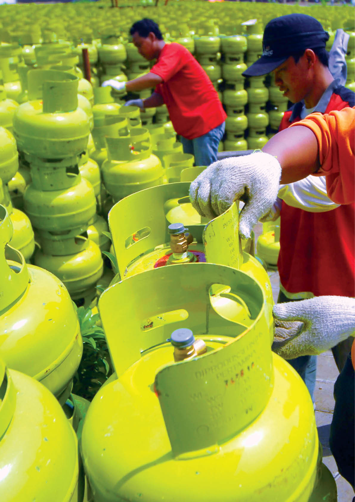 Espos/Burhan Aris Nugraha TABUNG GAS KONVERSI -- Pekerja tengah menata ribuan tabung gas ukuran 3 kg di stasiun pengisian elpiji Palur, Karanganyar, Rabu (7/11). Di SPBE tersebut telah ditampung sekitar 67.500 buah unit tabung yang akan didistribusikan ke masyarakat dalam program konversi minyak ke elpiji. SOLOPOS 08 NOV 2007 HAL XII EKBIS 