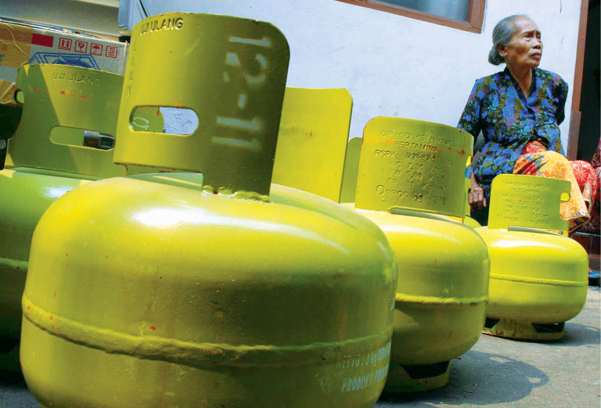 TAKUT MELEDAK- Seorang warga duduk di dekat tabung gas  yang mereka kumpulkan di  Kebon Sirih, Jakarta, Kamis (12/7). Sejumlah warga mengaku takut untuk menggunakan kompor gas program konversi minyak tanah tersebut karena khawatir akan meledak dan menimbulkan kebakaran di permukiman mereka. FOTO ANTARA/Fouri Gesang Sholeh SOLOPOS 13 JULI 2007 HAL NASIONAL