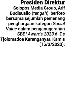 Presiden Direktur Solopos Media Group, Arif Budisusilo (tengah), berfoto bersama sejumlah pemenang penghargaan katego...