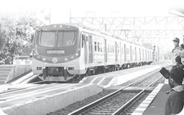 Espos/Adhika Ali P.  Kereta Rel Listrik (KRL) Solo-Jogja berhenti di Stasiun Delanggu, Klaten, Jumat (9/4/2021).  SOLOPOS 10 APRIL 2021 HAL 1 FOTO HL