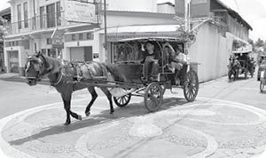 Espos/Dwi Prasetya Peserta Keliling Kota Solo berjalan kaki menyusuri salah satu sudut Kampung Batik Laweyan, Minggu (23/12) (searah jarum jam). Mereka juga mengunjungi bungker (ruang bawah tanah) di salah satu rumah warga Kampung Batik Laweyan. Para peserta juga naik andong melewati kawasan Kampung Batik Laweyan Anggota bengawan. org (komunitas bloger Solo dan sekitarnya) untuk mengitari Kota Solo. SOLOPOS 24 DESEMBER 2012 HAL I SOLORAYA