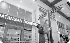 Espos/Sunaryo Haryo Bayu  Petugas membersihkan semua bagian dengan cairan disinfektan di Bandara Adi Soemarmo, Ngemplak, Boyolali, Jumat (13/3). Langkah tersebut sebagai kewaspadaan terhadap penyebaran virus corona.  SOLOPOS 14 MARET 2020 HAL IV KOTASOLO 