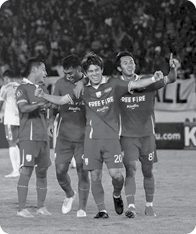 Espos/Nicolous Irawan Pemain Persis Solo, Ryo Matsumura (tengah), melepaskan tendangan yang berhasil membobol gawang Bali United pada laga ke-10 Liga 1 di Stadion Manahan, Solo, Kamis (15/9/2022). Persis Solo berhasil mendapatkan poin penuh seusai mengalahkan Bali United dengan skor 2-0. Berita di halaman Arena. SOLOPOS 16 SEPTEMBER 2022 HAL 1 FOTO HL