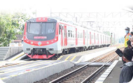 Espos/Adhika Ali P.  Kereta Rel Listrik (KRL) Solo-Jogja berhenti di Stasiun Delanggu, Klaten, Jumat (9/4/2021).  SOLOPOS 10 APRIL 2021 HAL 1 FOTO HL