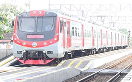 Espos/Adhika Ali P.  Kereta Rel Listrik (KRL) Solo-Jogja berhenti di Stasiun Delanggu, Klaten, Jumat (9/4/2021).  SOLOPOS 10 APRIL 2021 HAL 1 FOTO HL
