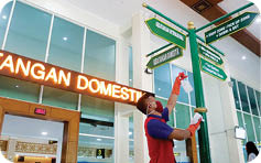 Espos/Sunaryo Haryo Bayu  Petugas membersihkan semua bagian dengan cairan disinfektan di Bandara Adi Soemarmo, Ngemplak, Boyolali, Jumat (13/3). Langkah tersebut sebagai kewaspadaan terhadap penyebaran virus corona.  SOLOPOS 14 MARET 2020 HAL IV KOTASOLO 