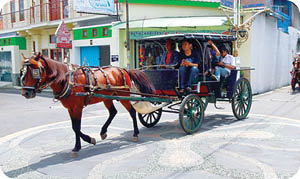 Espos/Dwi Prasetya Peserta Keliling Kota Solo berjalan kaki menyusuri salah satu sudut Kampung Batik Laweyan, Minggu (23/12) (searah jarum jam). Mereka juga mengunjungi bungker (ruang bawah tanah) di salah satu rumah warga Kampung Batik Laweyan. Para peserta juga naik andong melewati kawasan Kampung Batik Laweyan Anggota bengawan. org (komunitas bloger Solo dan sekitarnya) untuk mengitari Kota Solo. SOLOPOS 24 DESEMBER 2012 HAL I SOLORAYA