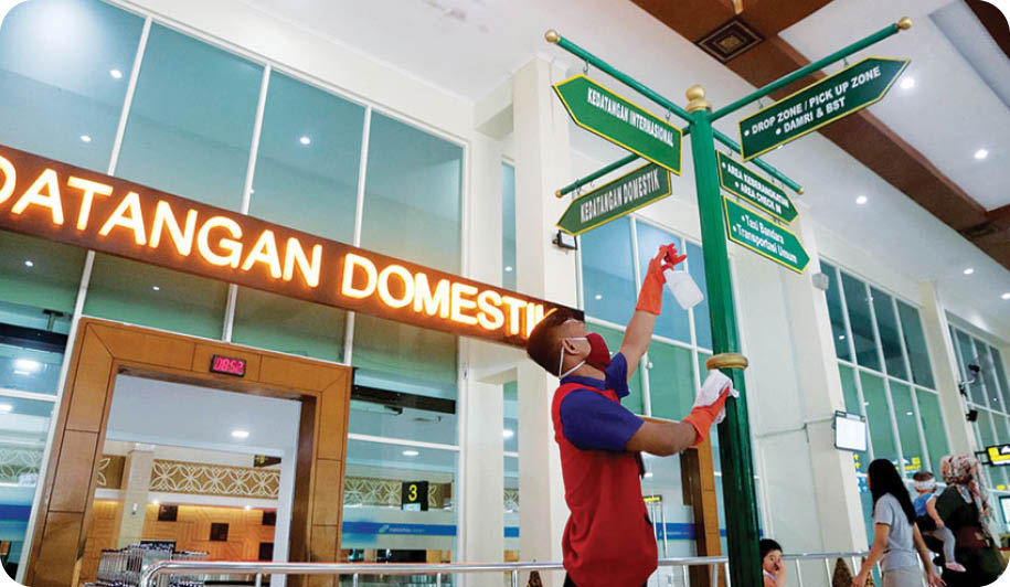 Espos/Sunaryo Haryo Bayu  Petugas membersihkan semua bagian dengan cairan disinfektan di Bandara Adi Soemarmo, Ngemplak, Boyolali, Jumat (13/3). Langkah tersebut sebagai kewaspadaan terhadap penyebaran virus corona.  SOLOPOS 14 MARET 2020 HAL IV KOTASOLO 