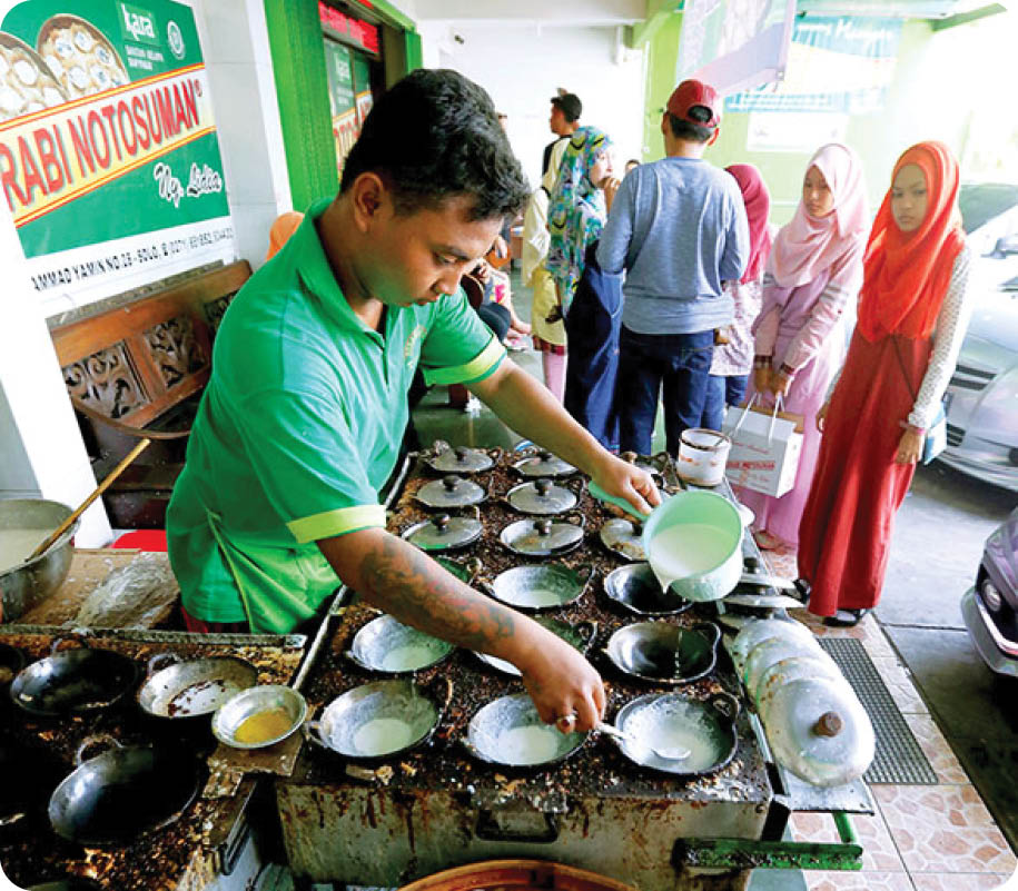 JIBI/Solopos/Ivanovich Aldino Warga antre membeli makanan serabi di Serabi Notosuman, Solo, Sabtu (18/7). Pada hari ke dua Lebaran 2015 peningkatan pengunjung di pusat kuliner khas Kota Solo mulai terlihat.