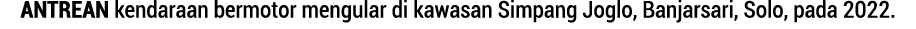 Antrean kendaraan bermotor mengular di kawasan Simpang Joglo, Banjarsari, Solo, pada 2022.