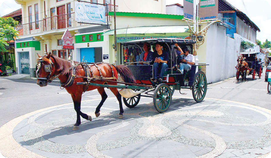 Espos/Dwi Prasetya Peserta Keliling Kota Solo berjalan kaki menyusuri salah satu sudut Kampung Batik Laweyan, Minggu (23/12) (searah jarum jam). Mereka juga mengunjungi bungker (ruang bawah tanah) di salah satu rumah warga Kampung Batik Laweyan. Para peserta juga naik andong melewati kawasan Kampung Batik Laweyan Anggota bengawan. org (komunitas bloger Solo dan sekitarnya) untuk mengitari Kota Solo. SOLOPOS 24 DESEMBER 2012 HAL I SOLORAYA
