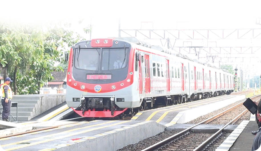 Espos/Adhika Ali P.  Kereta Rel Listrik (KRL) Solo-Jogja berhenti di Stasiun Delanggu, Klaten, Jumat (9/4/2021).  SOLOPOS 10 APRIL 2021 HAL 1 FOTO HL