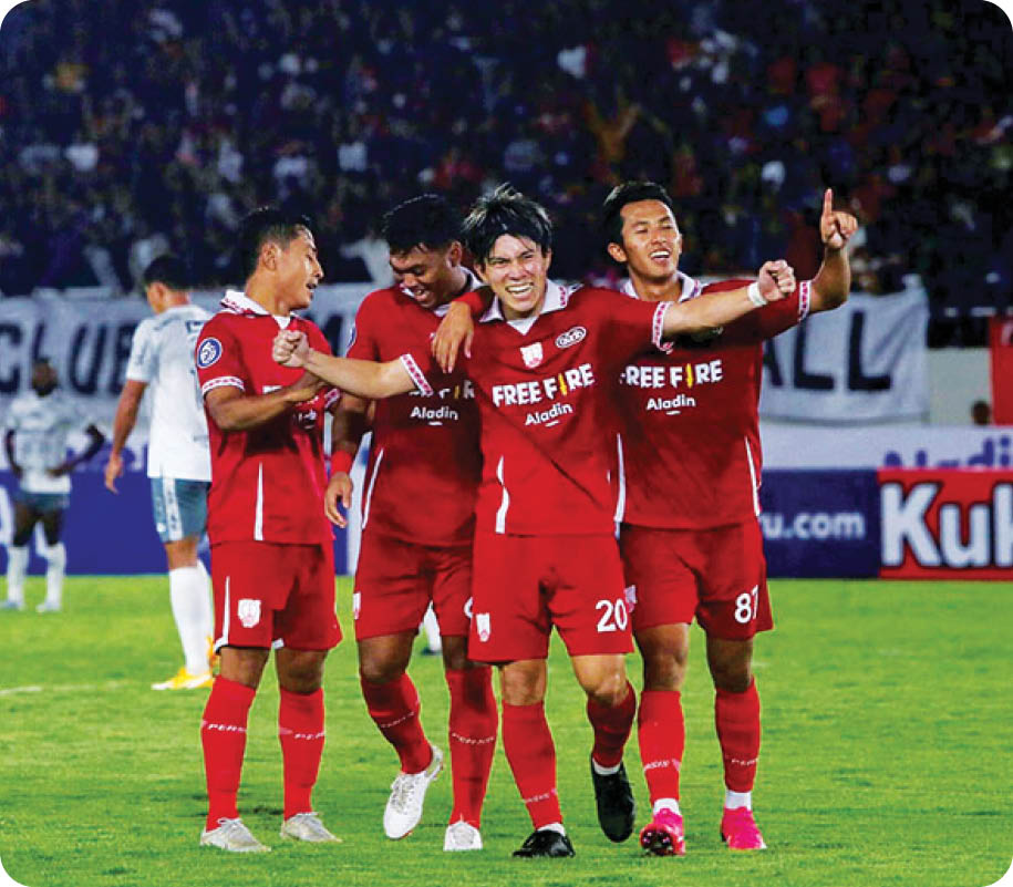 Espos/Nicolous Irawan Pemain Persis Solo, Ryo Matsumura (tengah), melepaskan tendangan yang berhasil membobol gawang Bali United pada laga ke-10 Liga 1 di Stadion Manahan, Solo, Kamis (15/9/2022). Persis Solo berhasil mendapatkan poin penuh seusai mengalahkan Bali United dengan skor 2-0. Berita di halaman Arena. SOLOPOS 16 SEPTEMBER 2022 HAL 1 FOTO HL