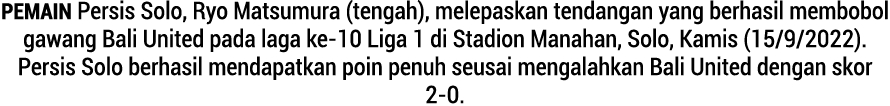 Pemain Persis Solo, Ryo Matsumura (tengah), melepaskan tendangan yang berhasil membobol gawang Bali United pada laga ...