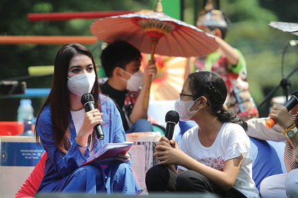 Tim Solopos  Bunda Selvi Gibran mendengarkan curhat dari Tiara, Juara II Kategori Kelas IV-VI SD. Jumpa Bunda Selvi Gibran di Taman Balekambang Sabtu (23/7/2022) yang menjadi puncak acara Lomba Menulis Surat untuk Bunda Selvi Gibran.  SOLOPOS 24 JULI 2022 HAL 1 FOTO HL