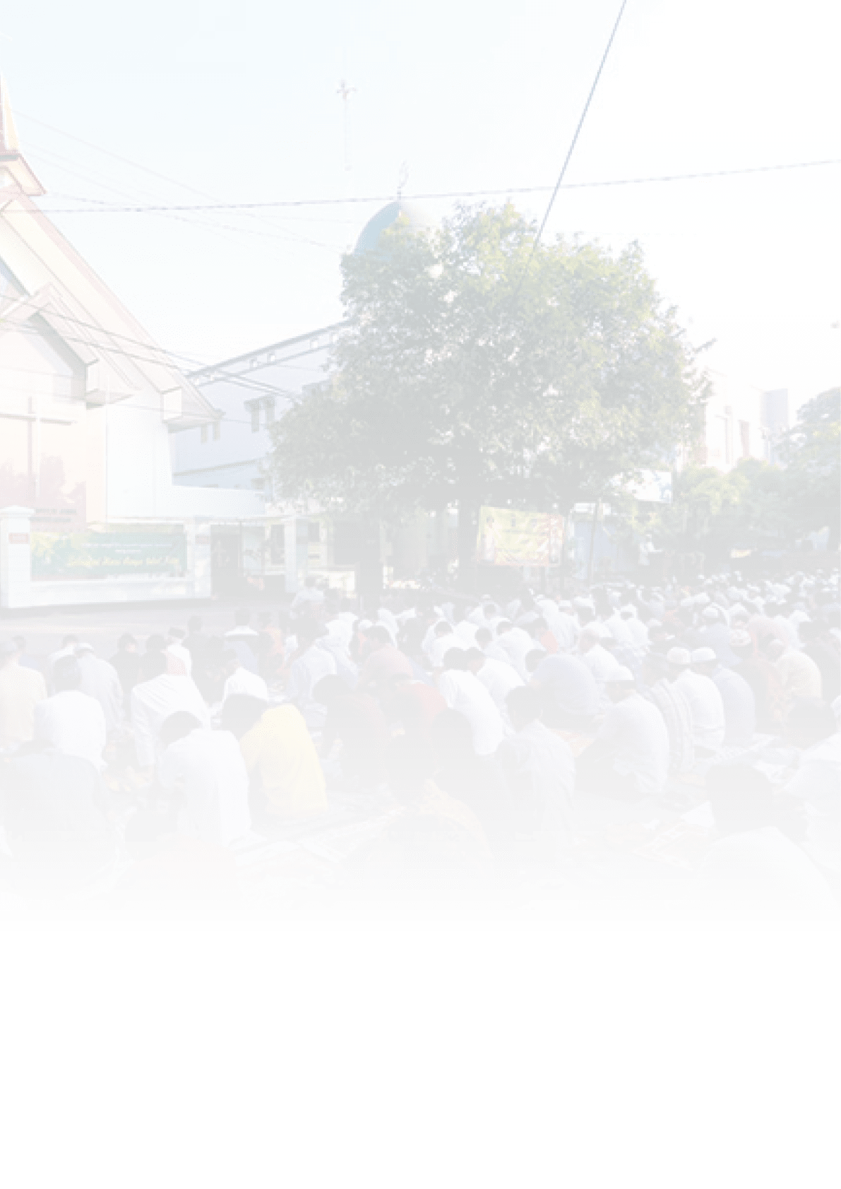 Nicolous Irawan IDULFITRI: Umat Islam mendengarkan khotbah sesusai melaksanakan Salat Idulfitri di depan Gereja Kristen Jawa Joyodiningratan dan Masjid Al Hikmah di Jl. Gatot Subroto, Kratonan, Serengan, Solo, Minggu (25/6). Untuk menghormati keberagaman dan bertoleransi, jemaat GKJ Joyodiningratan mengundur jadwal kebaktian. KORANSOLO 28 JUNI 2017 HAL 5 PERISTIWA